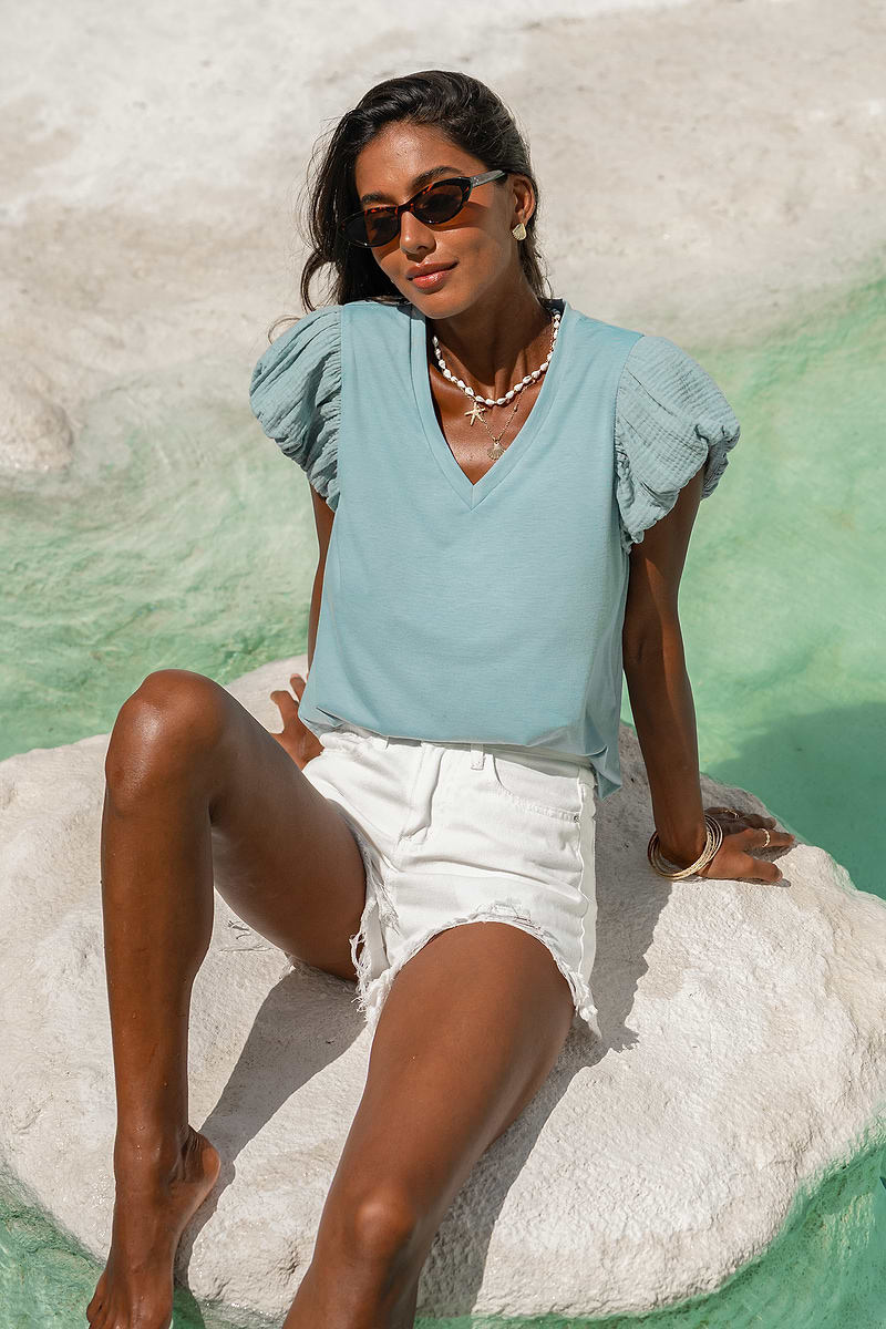 Top bleu en tricot à col en V et manches bouffantes