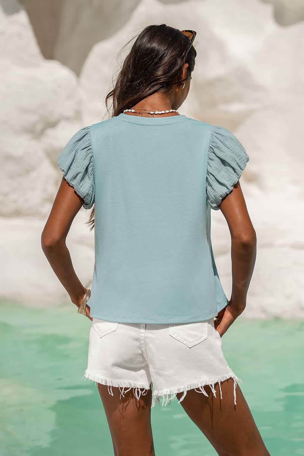 Top bleu en tricot à col en V et manches bouffantes