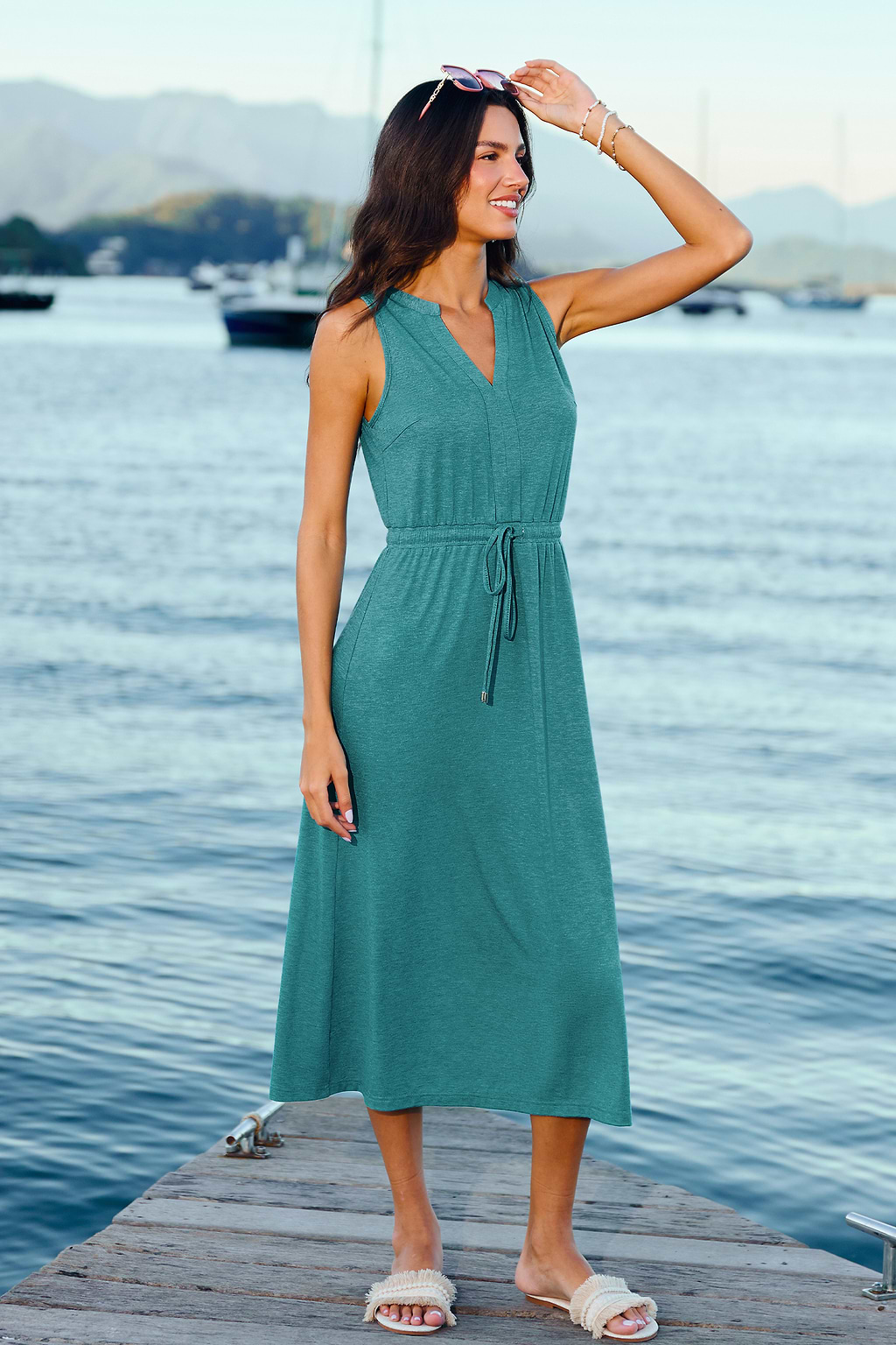 Robe longue aqua sans manches à col cranté