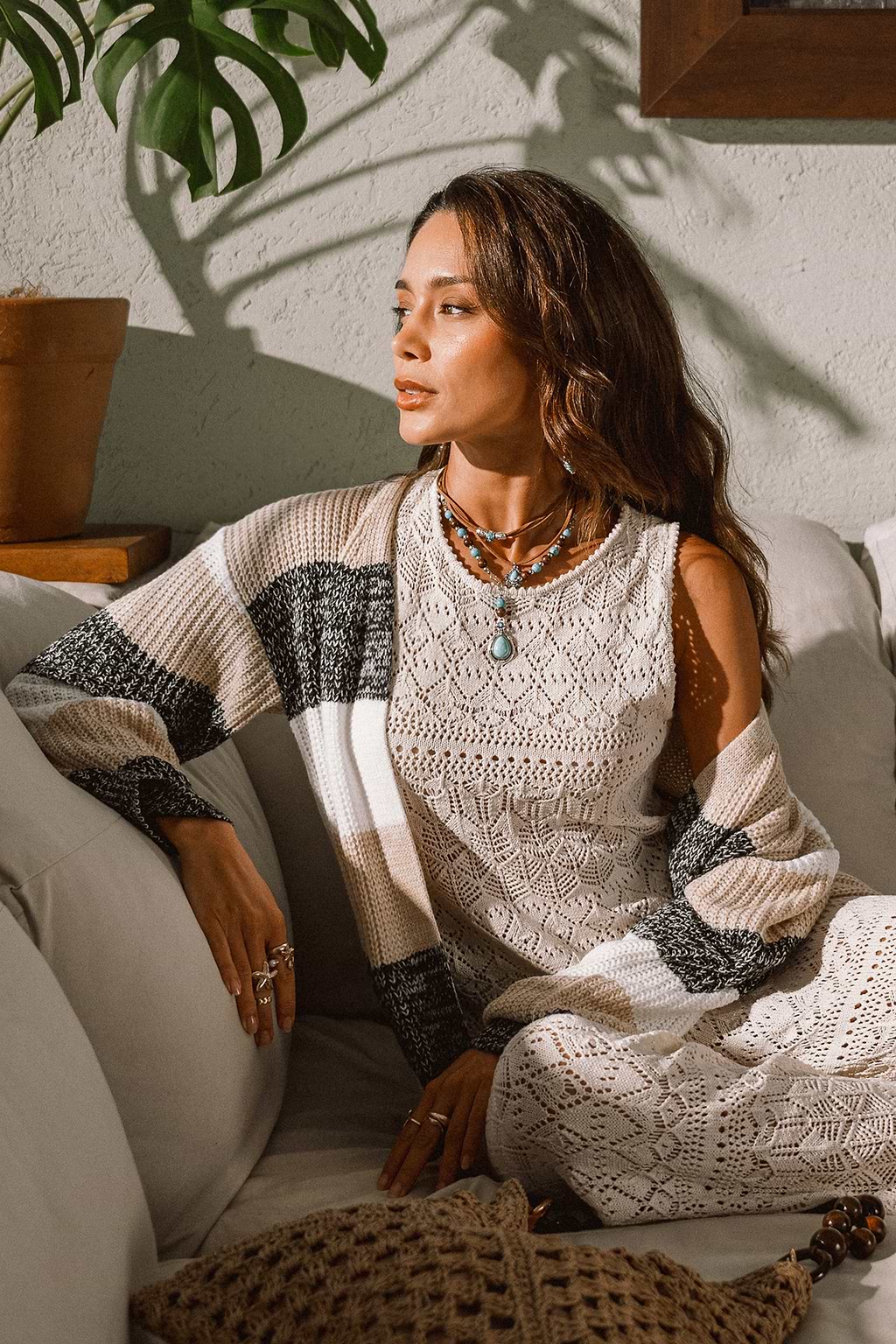 Cardigan spolverino a righe con maniche lunghe e apertura frontale