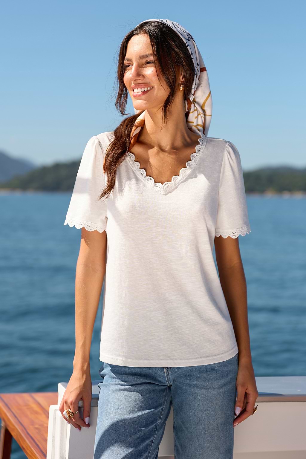 Top blanc à manches courtes et bordure en dentelle