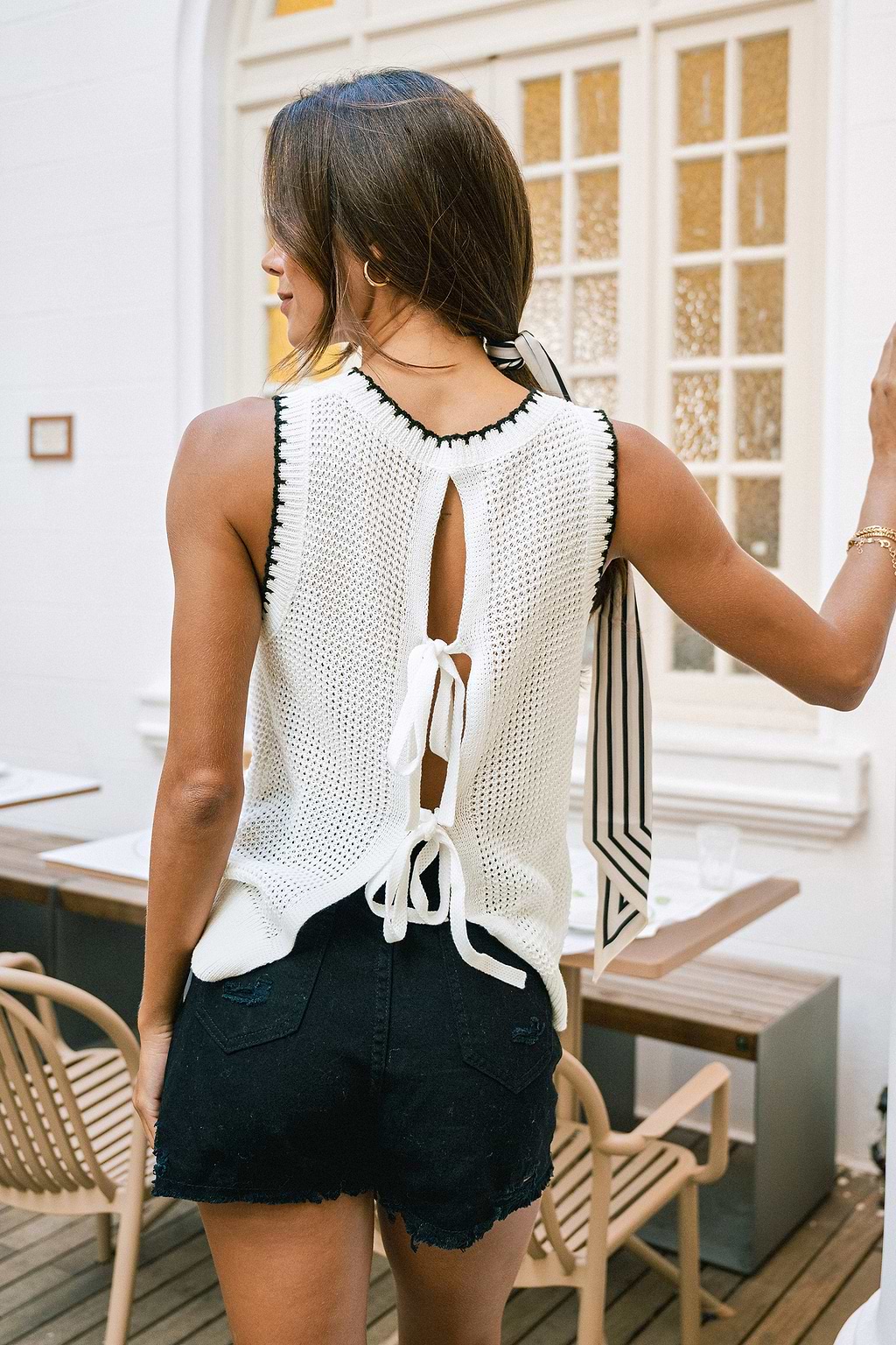 Top blanc en tricot sans manches à col rond