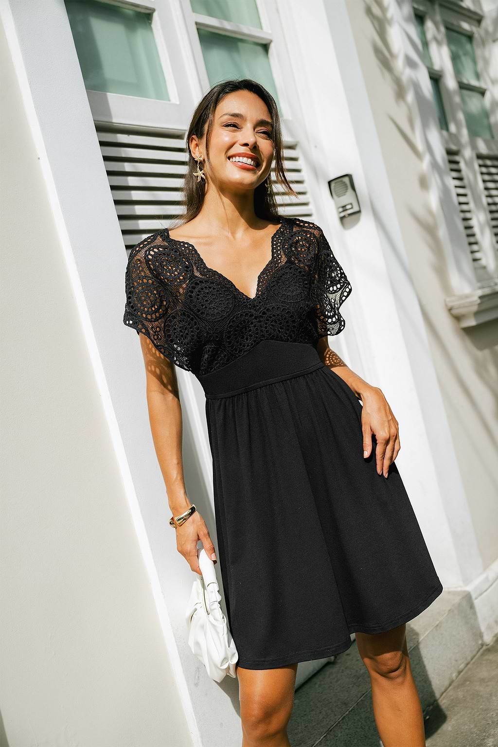 Robe courte noire à manches courtes
