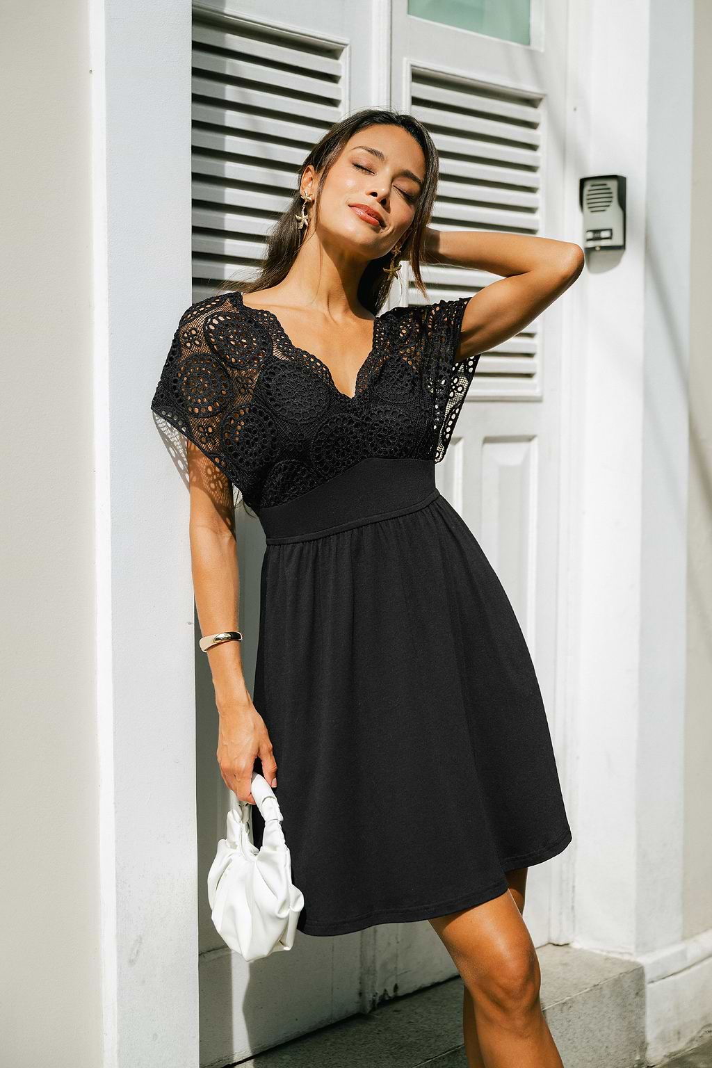 Robe courte noire à manches courtes