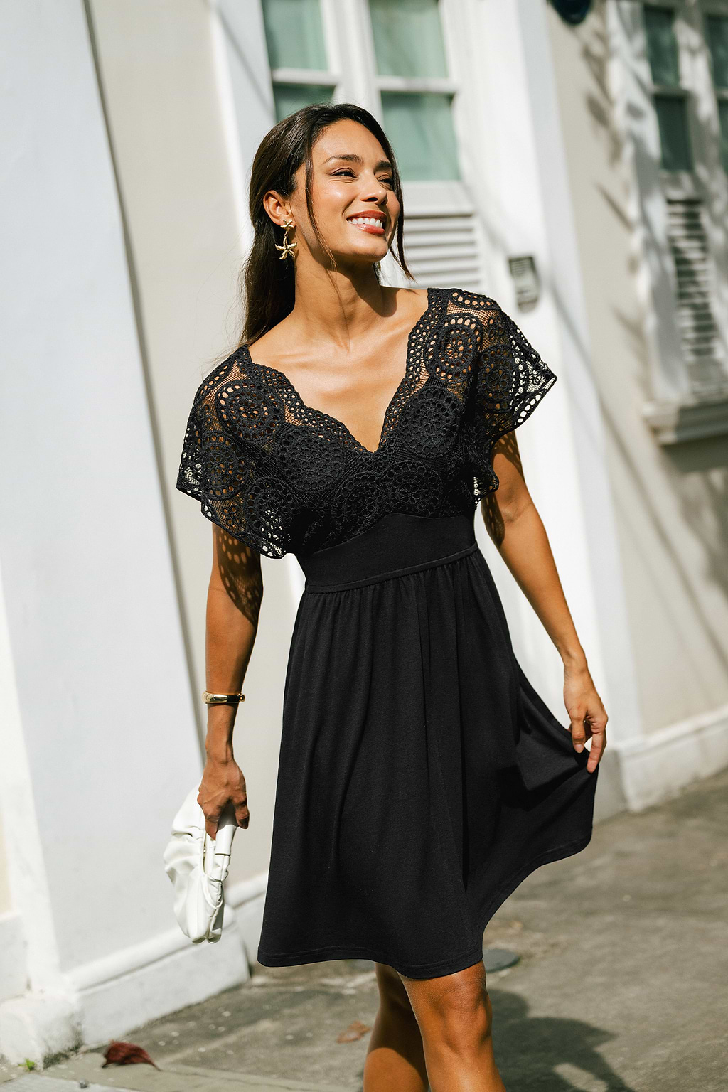 Robe courte noire à manches courtes