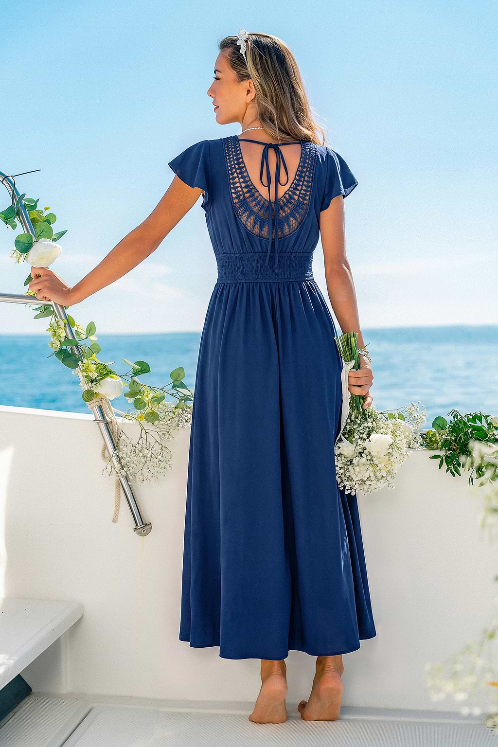 Blaues elegantes Maxikleid mit tiefem Ausschnitt