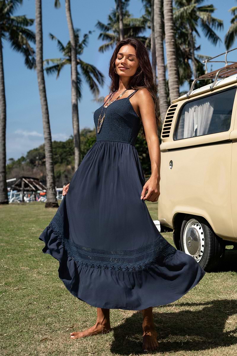 Het is een maxi-jurk in date-blauw.