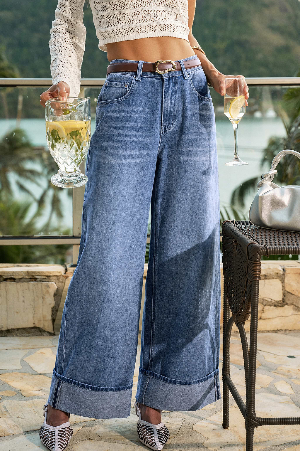 Hellblaue Jeanshose mit weitem Bein