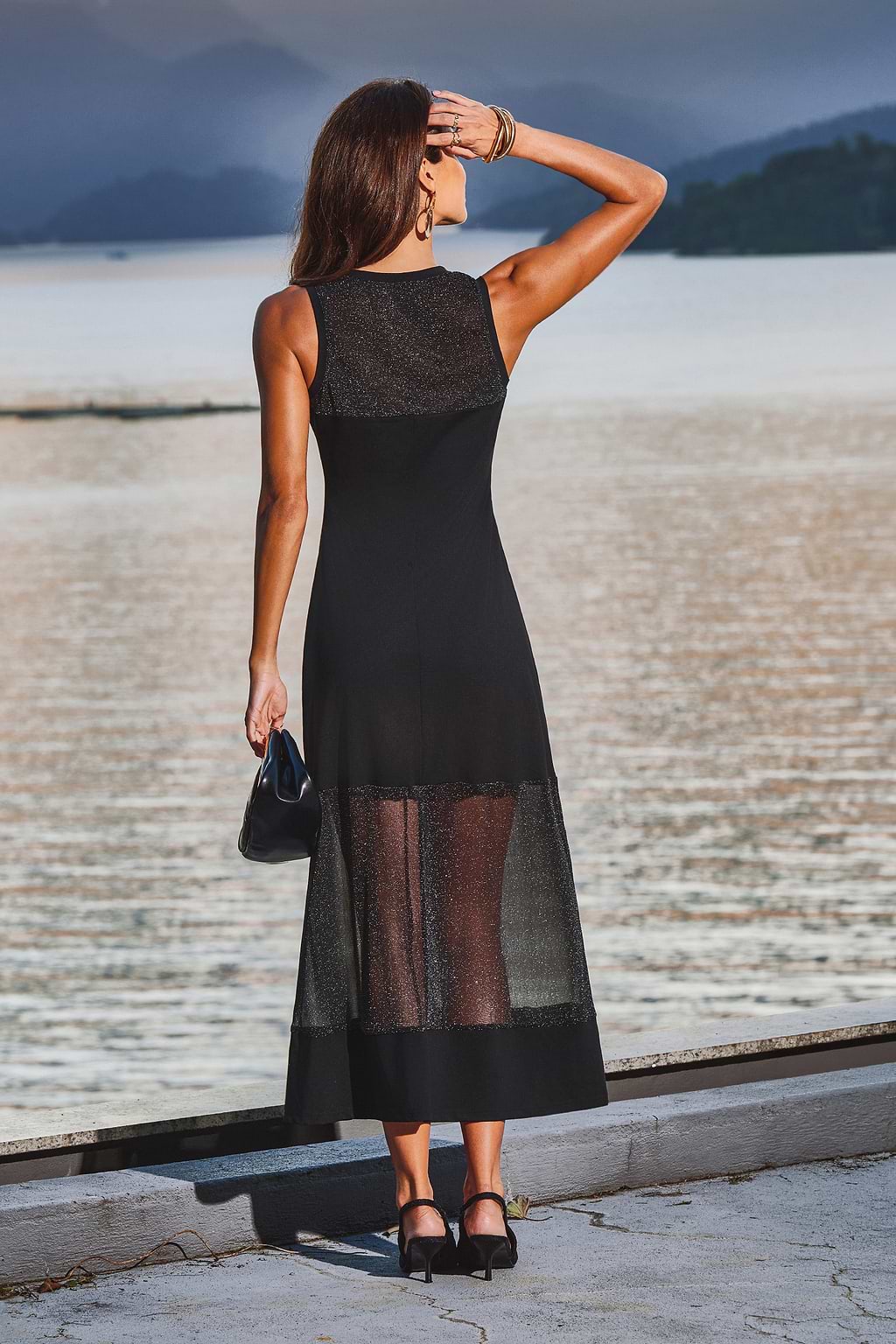 Robe longue noire à col rond et panneaux transparents