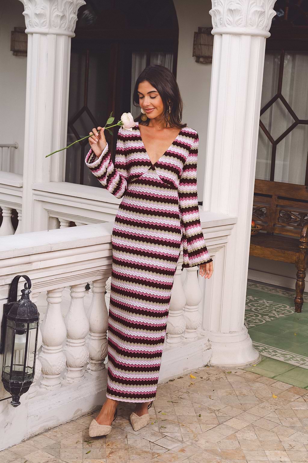 Gestreiftes Maxi-Strickkleid mit V-Ausschnitt