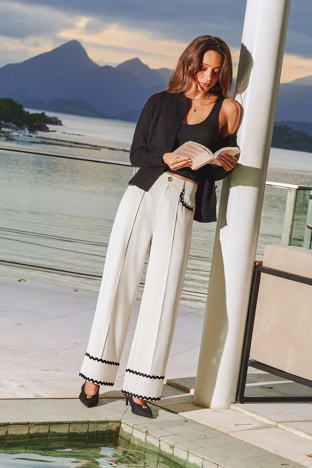 Beigefarbene Hose mit weitem Bein und Kontrastdetails