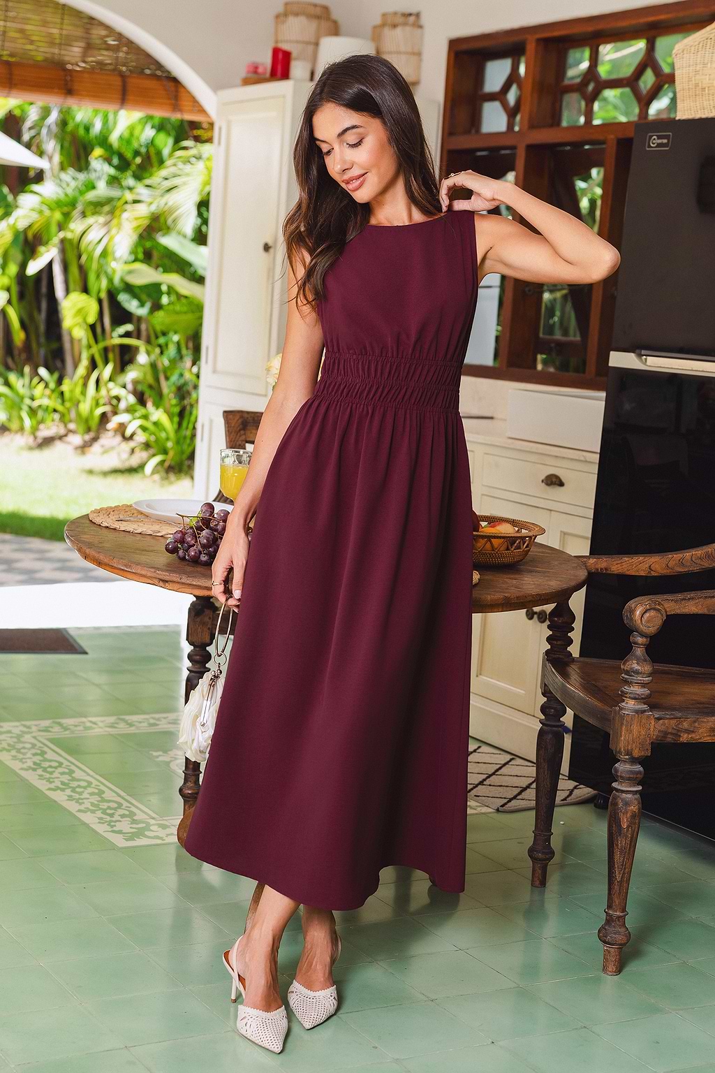 Rotes Maxikleid mit U-Boot-Ausschnitt