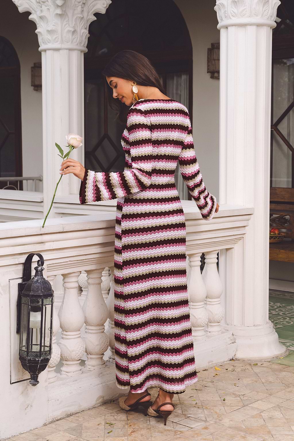 Gestreiftes Maxi-Strickkleid mit V-Ausschnitt