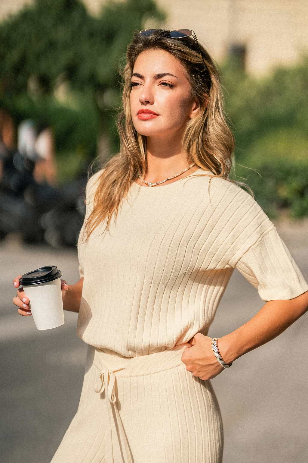 Maglione beige per una serata di quiete