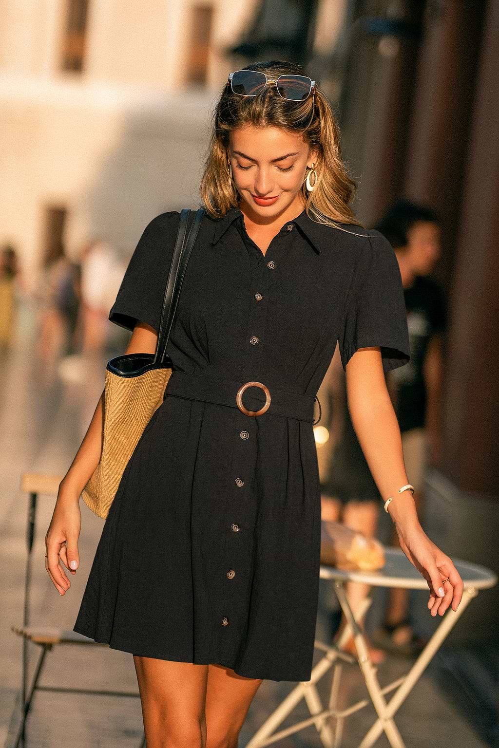 Robe courte noire à col chemise et manches courtes