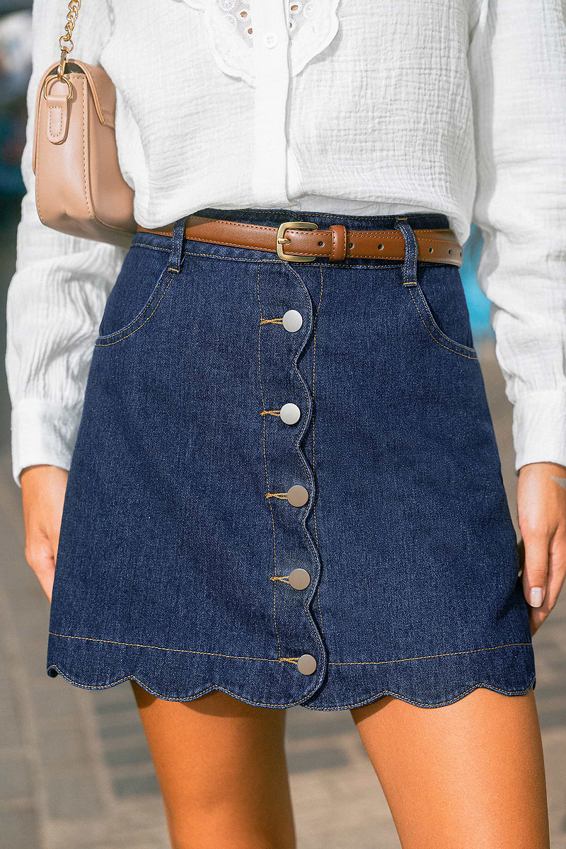 Jupe courte en denim à boucles de ceintures et bord festonné