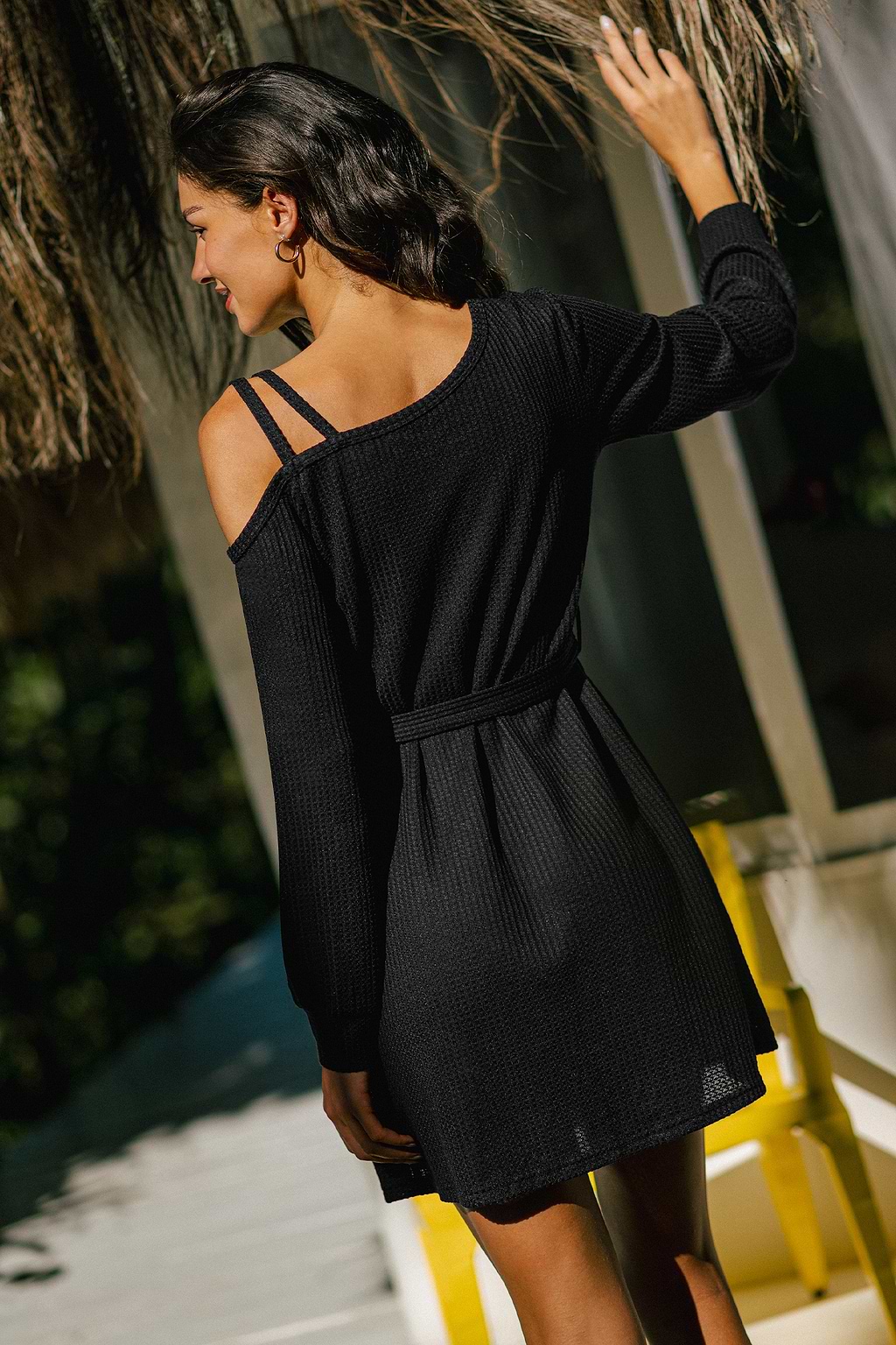 Robe courte noire à col asymétrique et manches longues