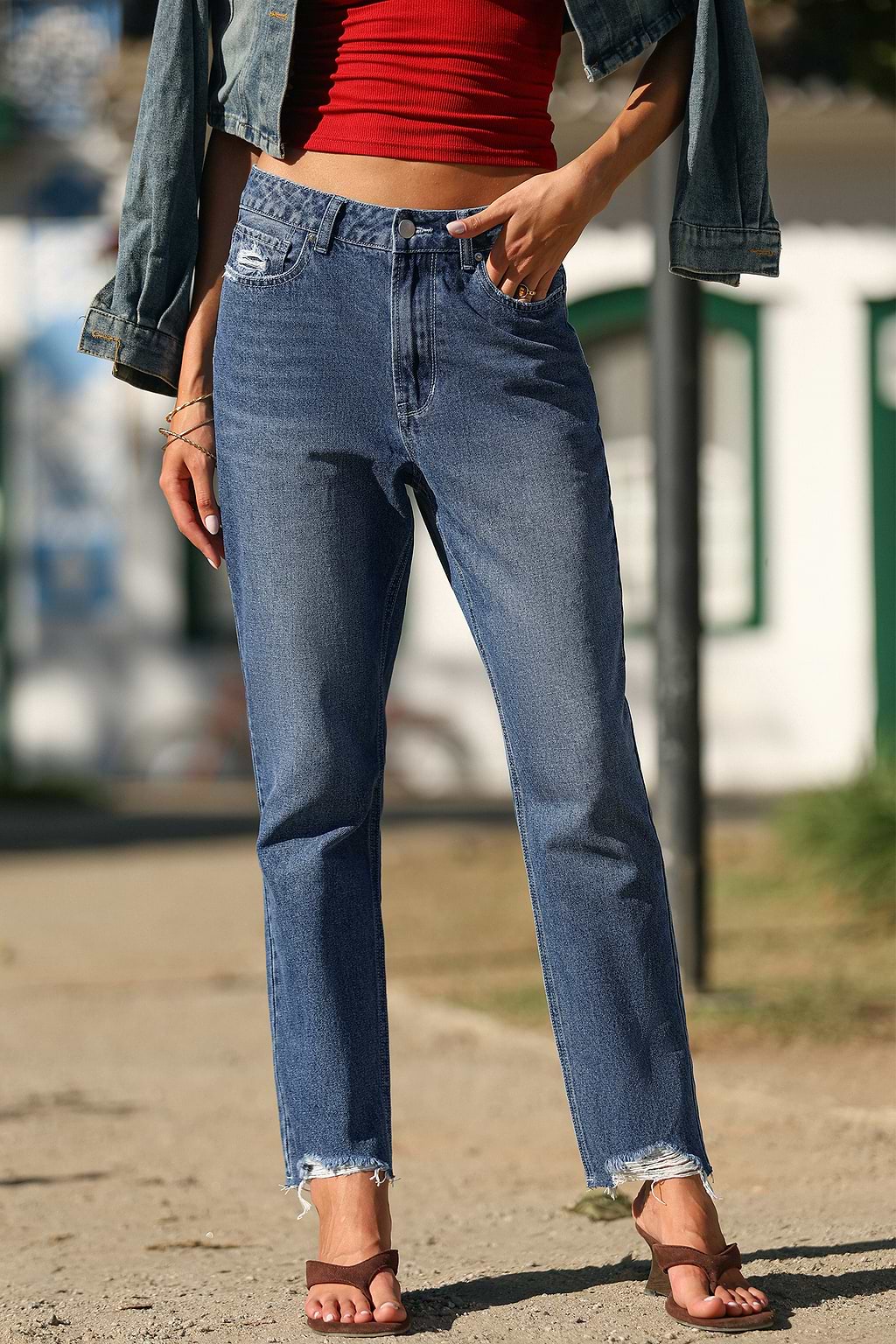 Jean bleu à boucles de ceintures et jambe fuselée