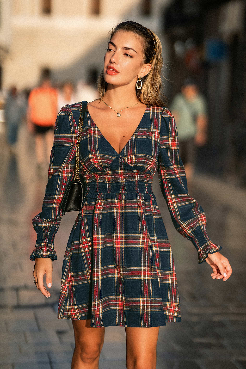 Kariertes Langarm Minikleid mit gesmokter Taille