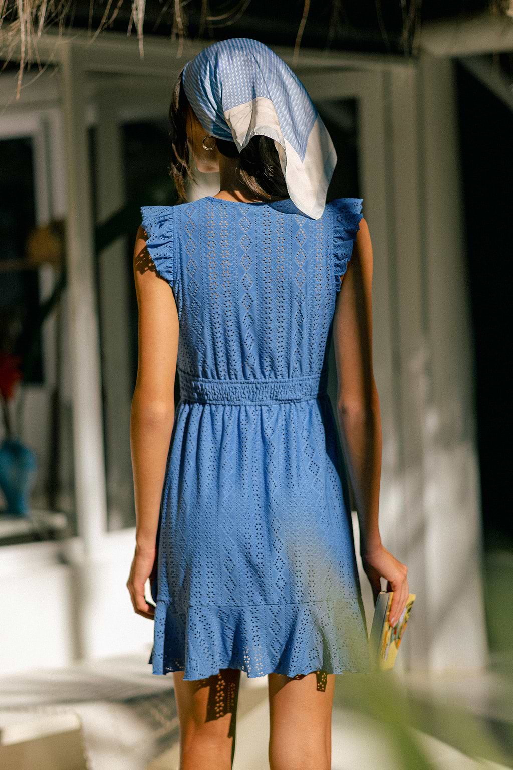 Robe courte bleue à col V sans manches