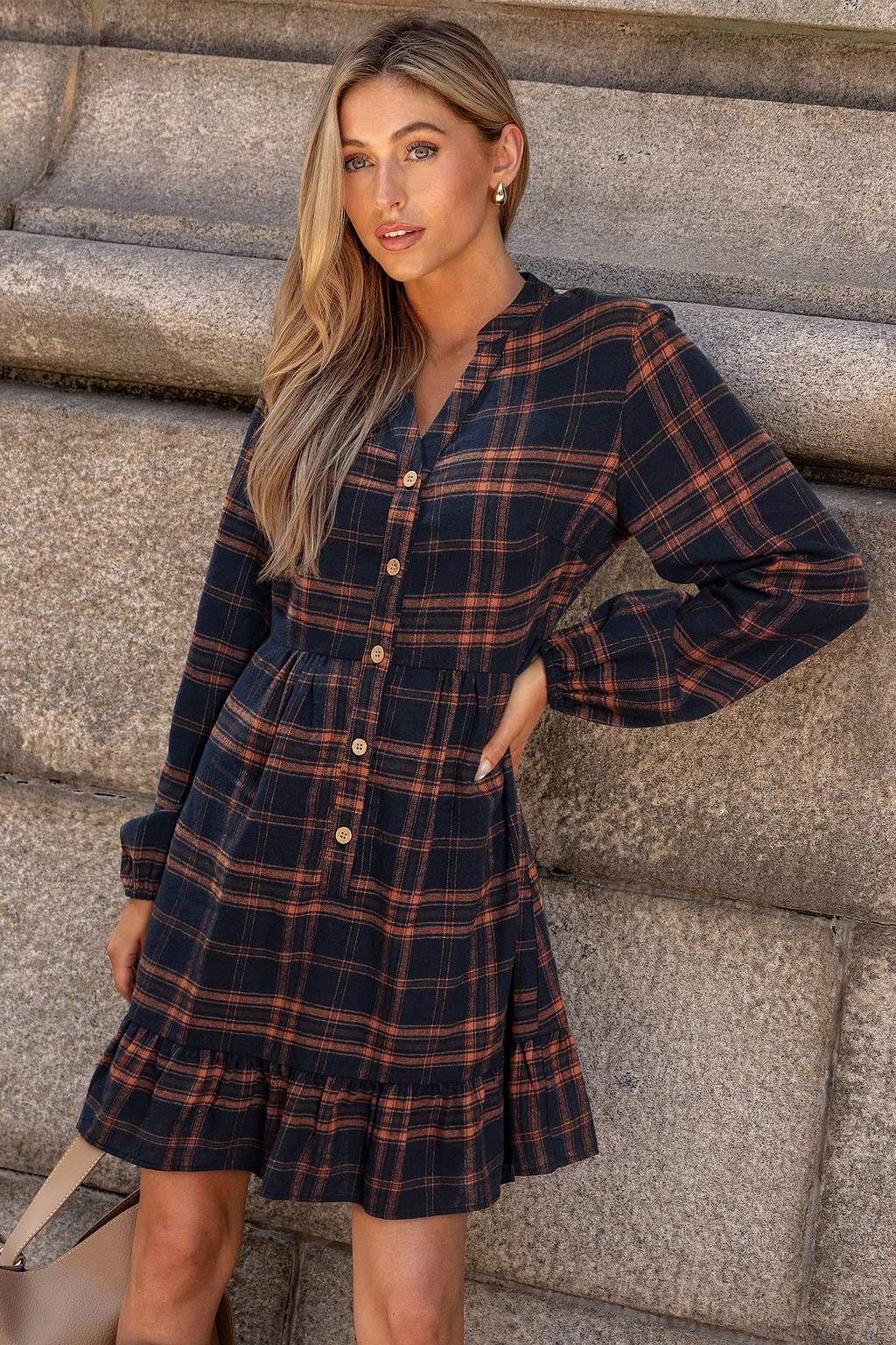 Robe courte à carreaux à col cranté et manches longues