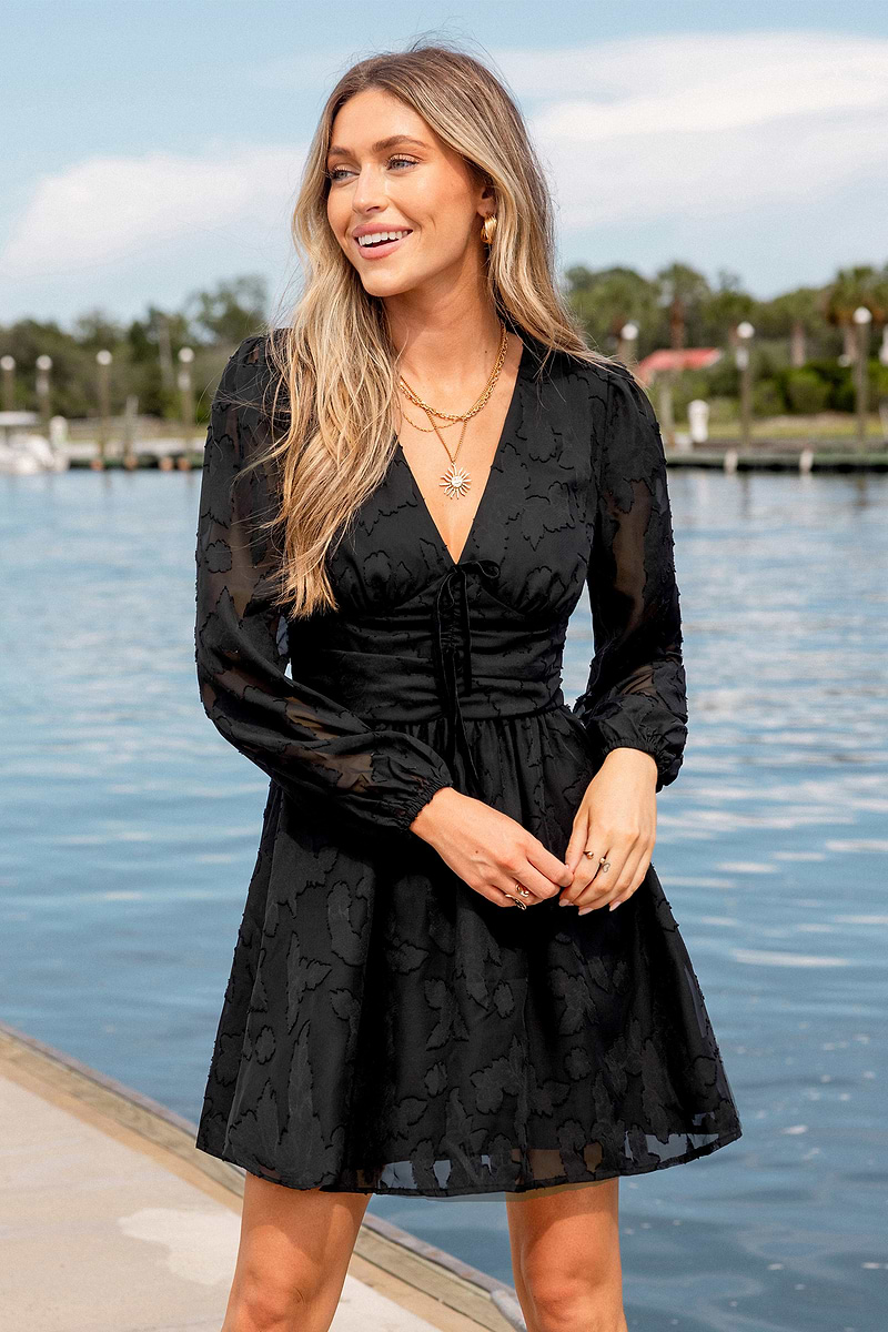 Robe courte noire à col plongeant et manches longues