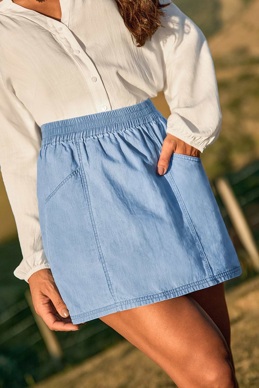 Poznaj śliczną lekką spódniczkę mini z jeansu