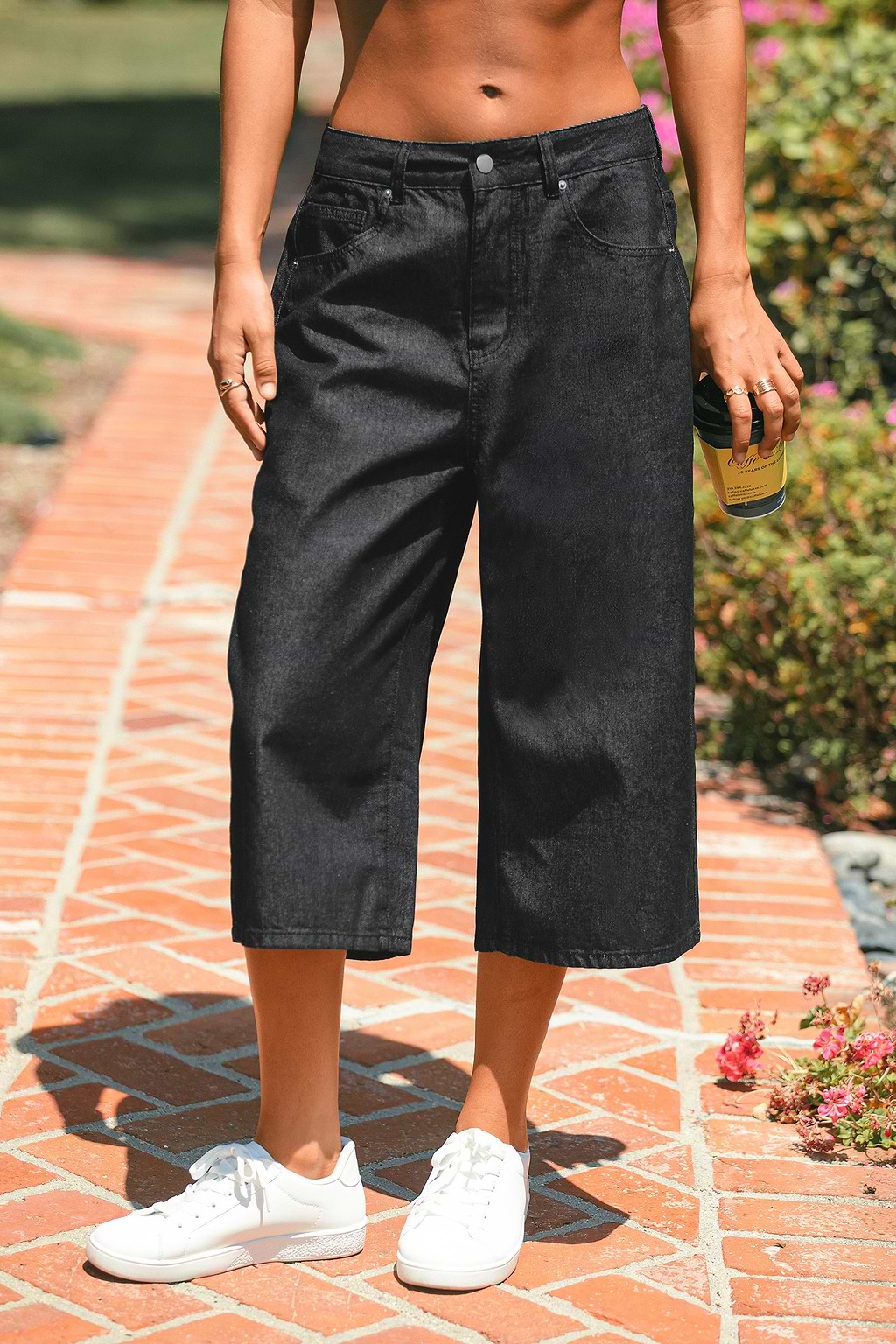 Jeans neri in giro per la città