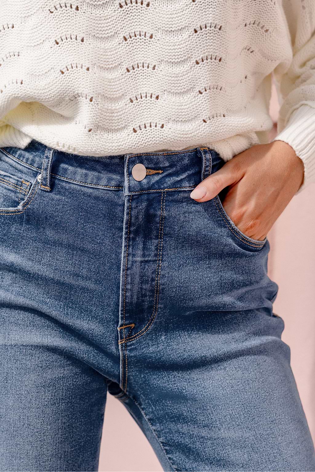 Jean bleu taille moyenne à jambe évasée