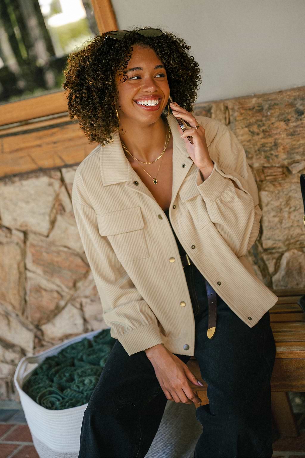 Beige Jacke mit Kragen und Druckknöpfen