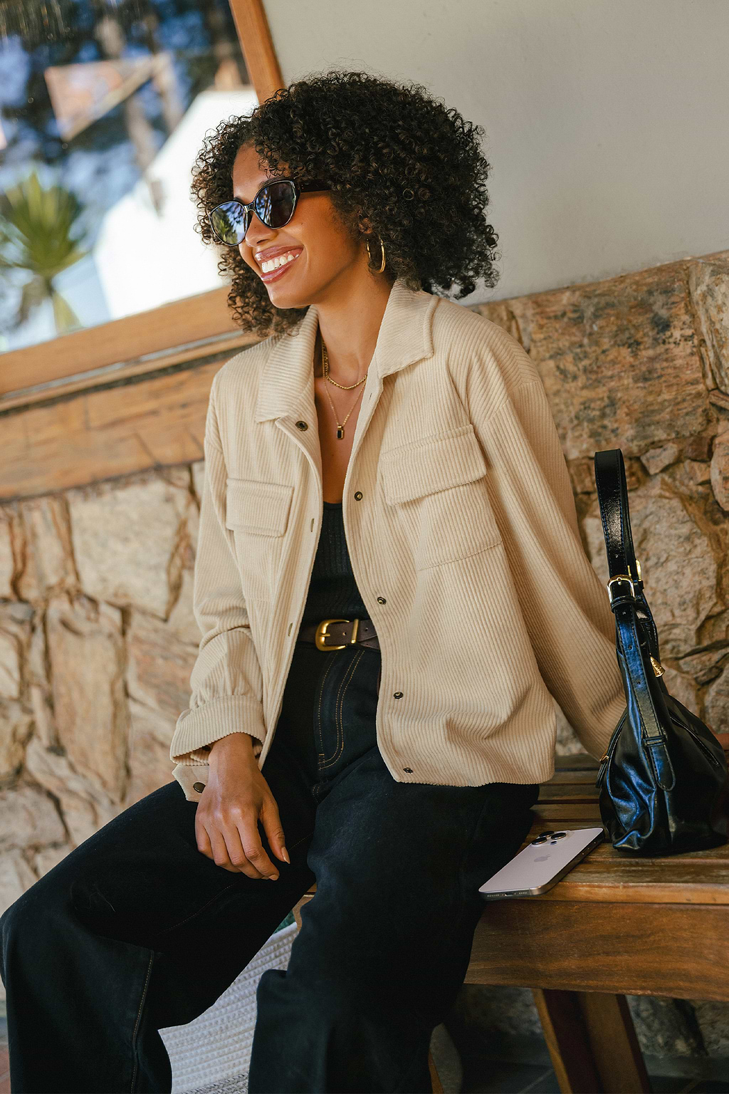 Beige Jacke mit Kragen und Druckknöpfen