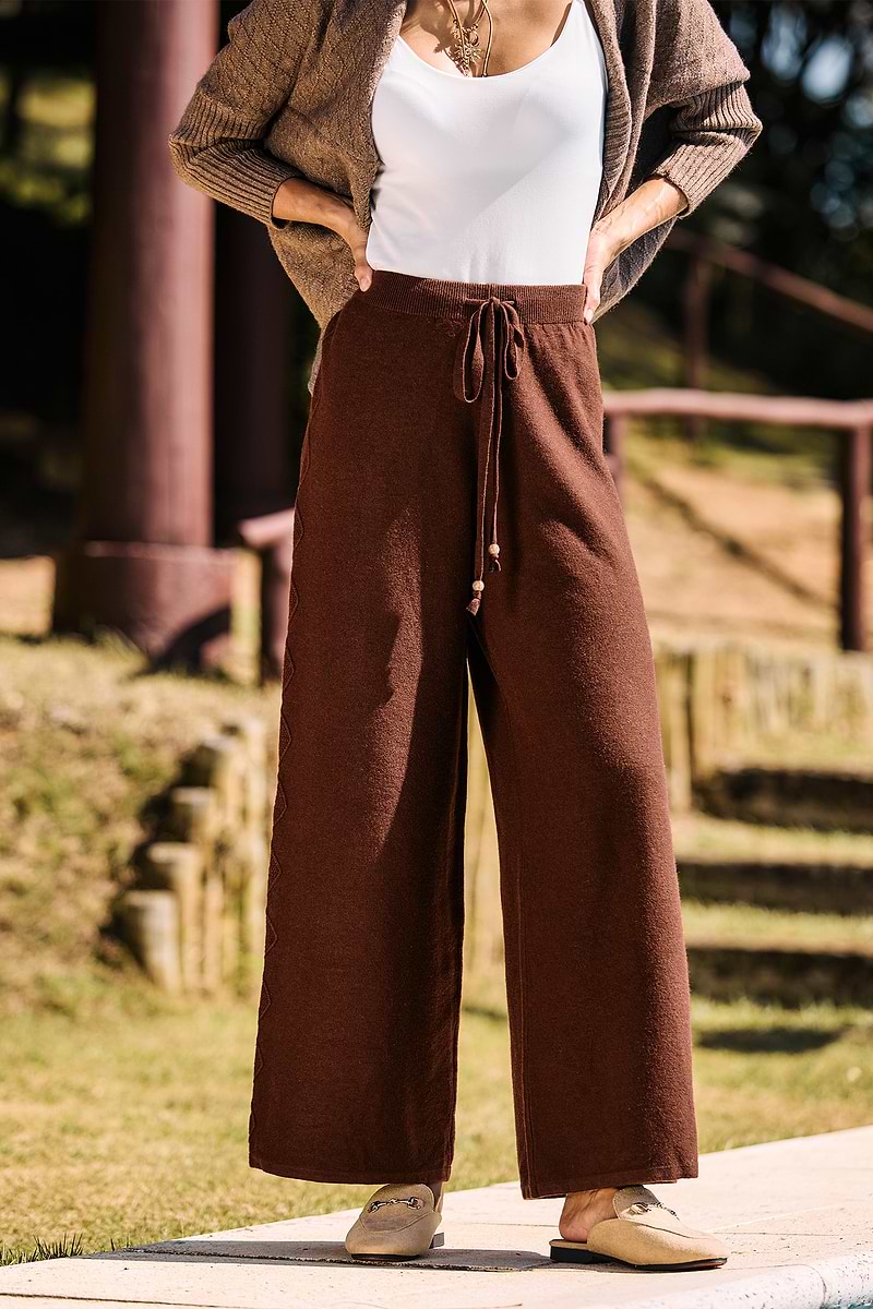 Tómate un respiro. Pantalones de punto marrones.