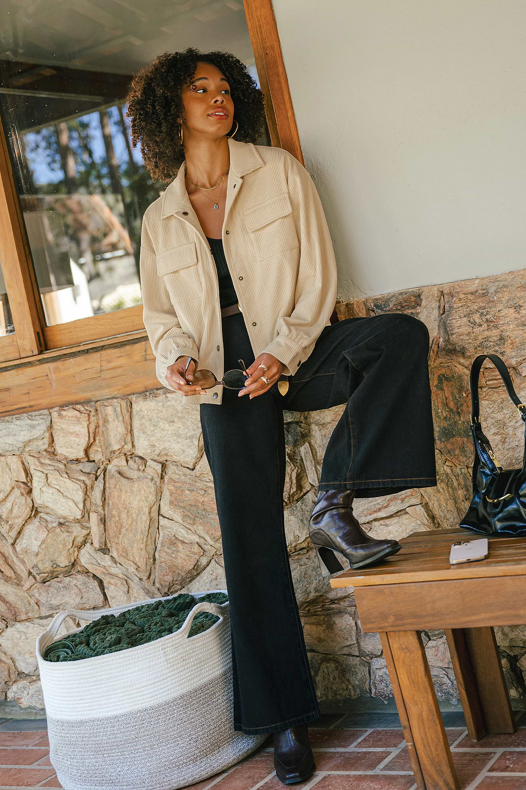 Beige Jacke mit Kragen und Druckknöpfen