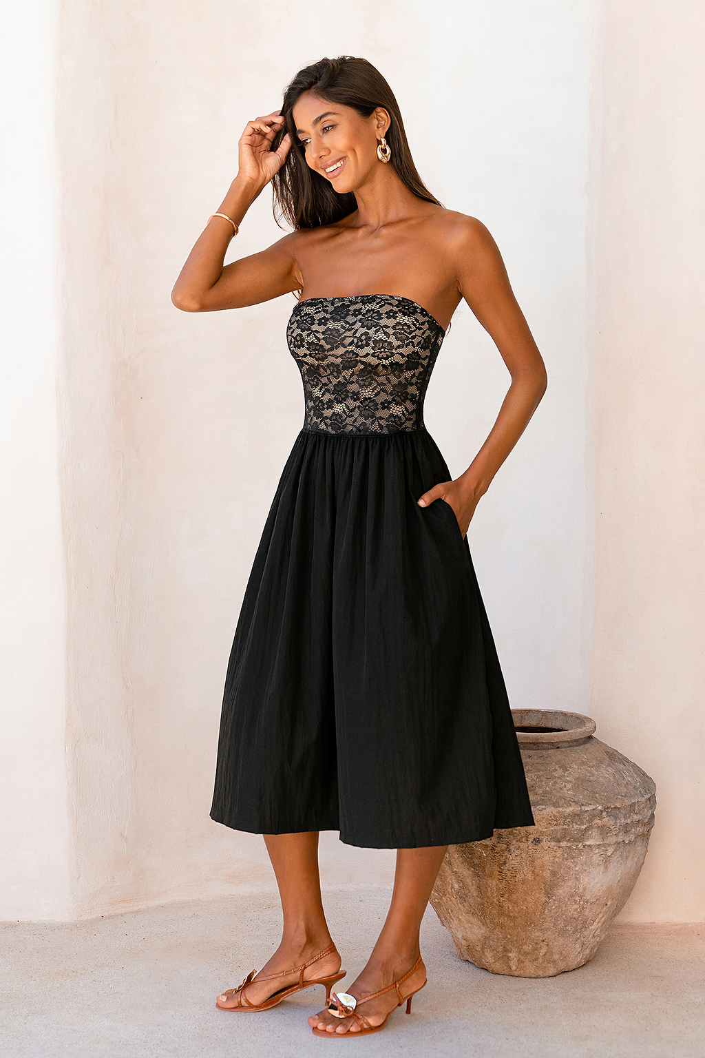 Schwarzes Shapewear-Midikleid mit abnehmbaren Trägern
