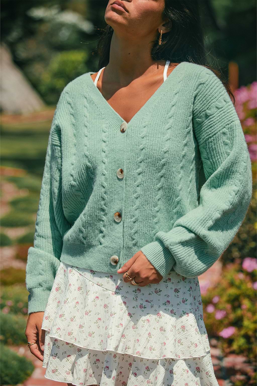 Grüne Strickjacke mit V-Ausschnitt