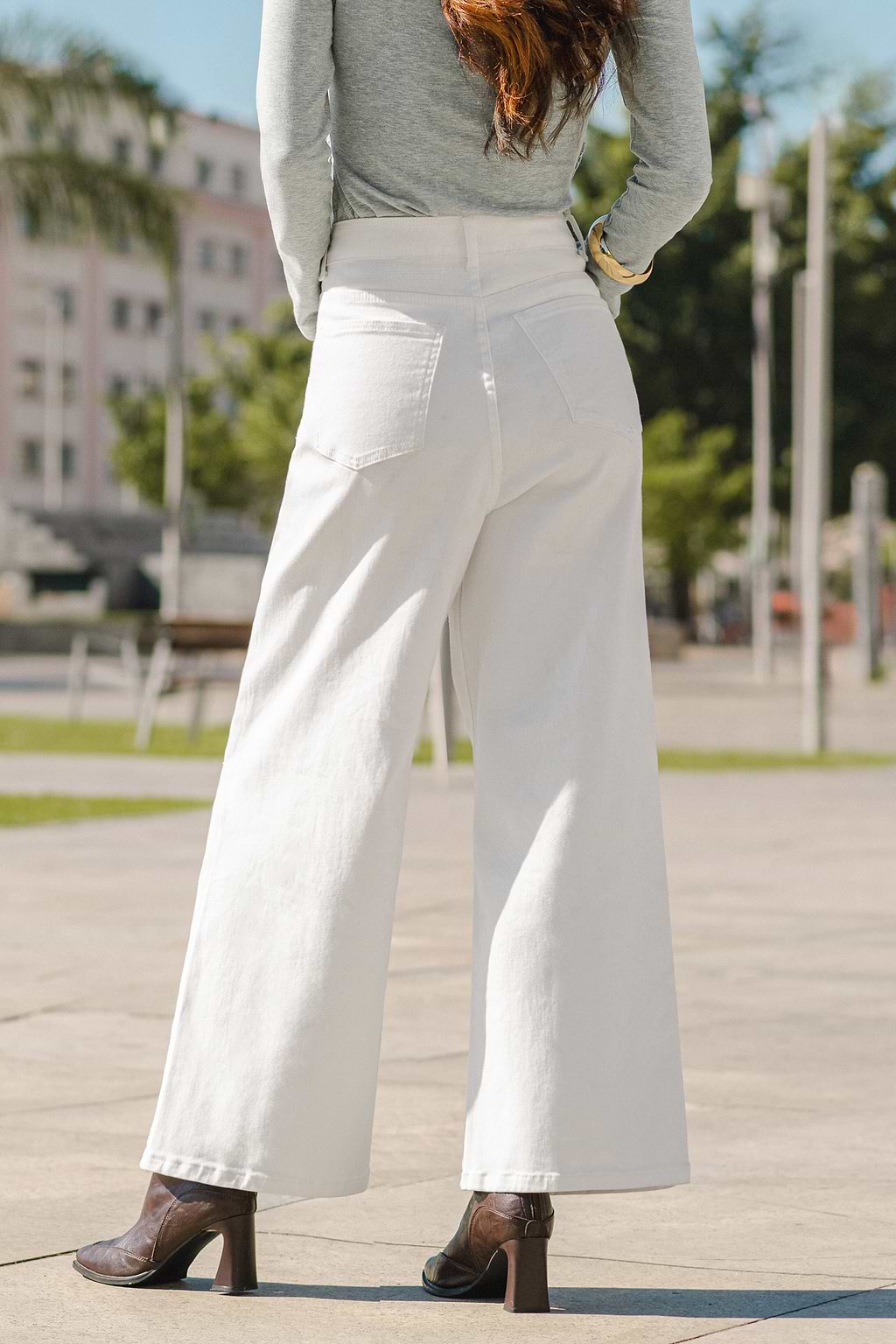 Jean blanc à boucles de ceintures et jambe droite