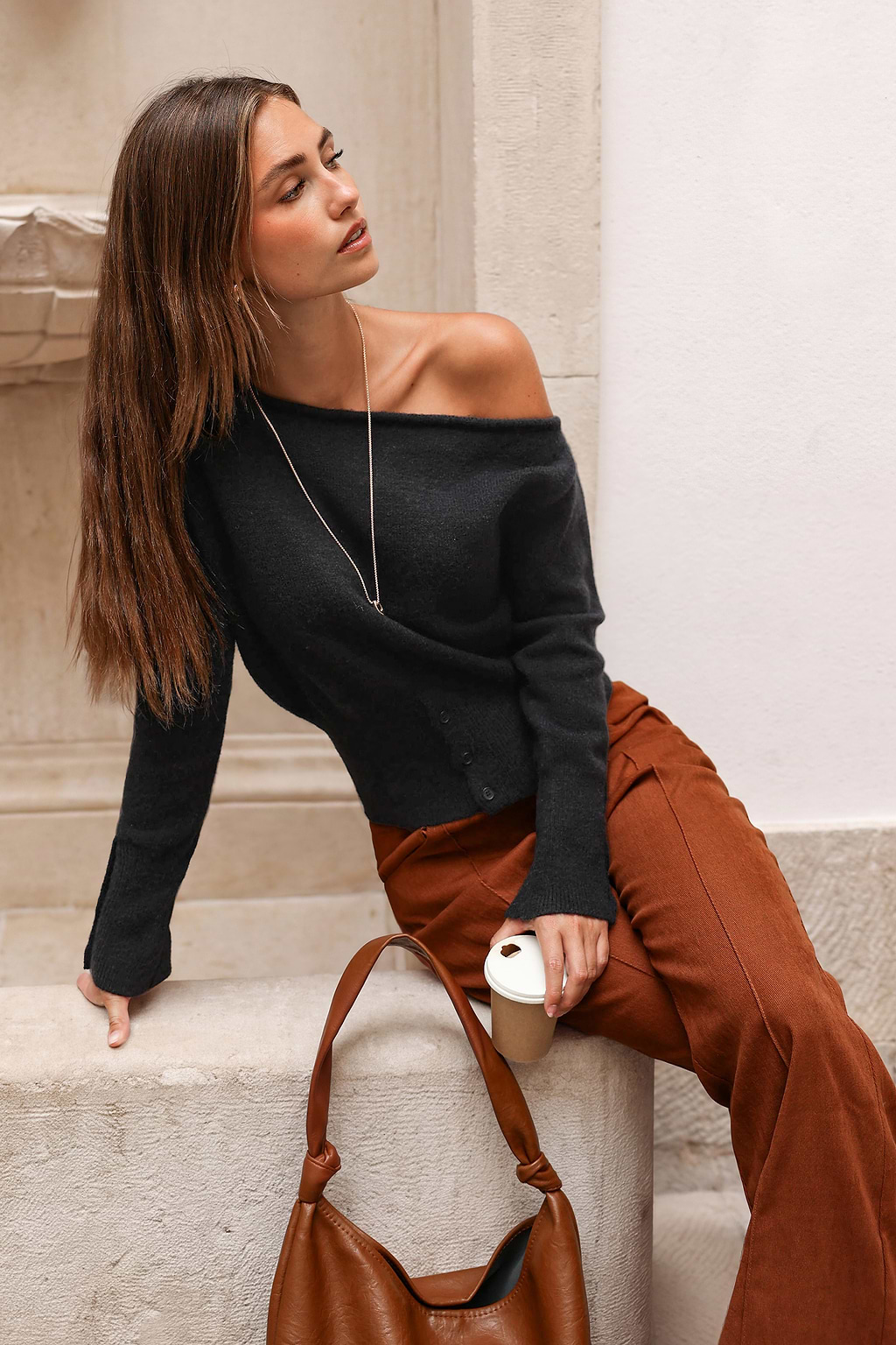 Schwarzer Langarmpullover mit asymmetrischem Ausschnitt