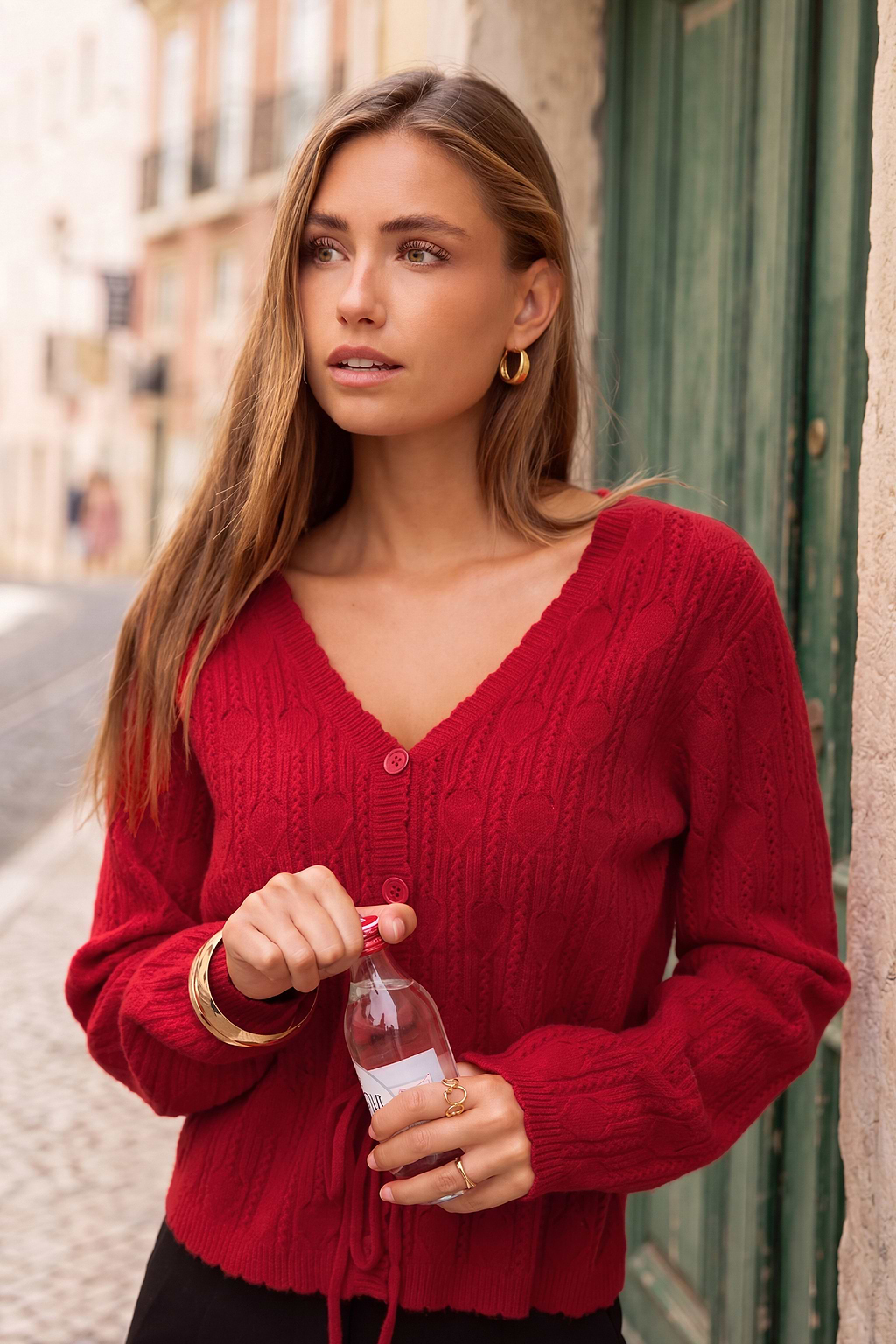 Rote Strickjacke mit V-Ausschnitt