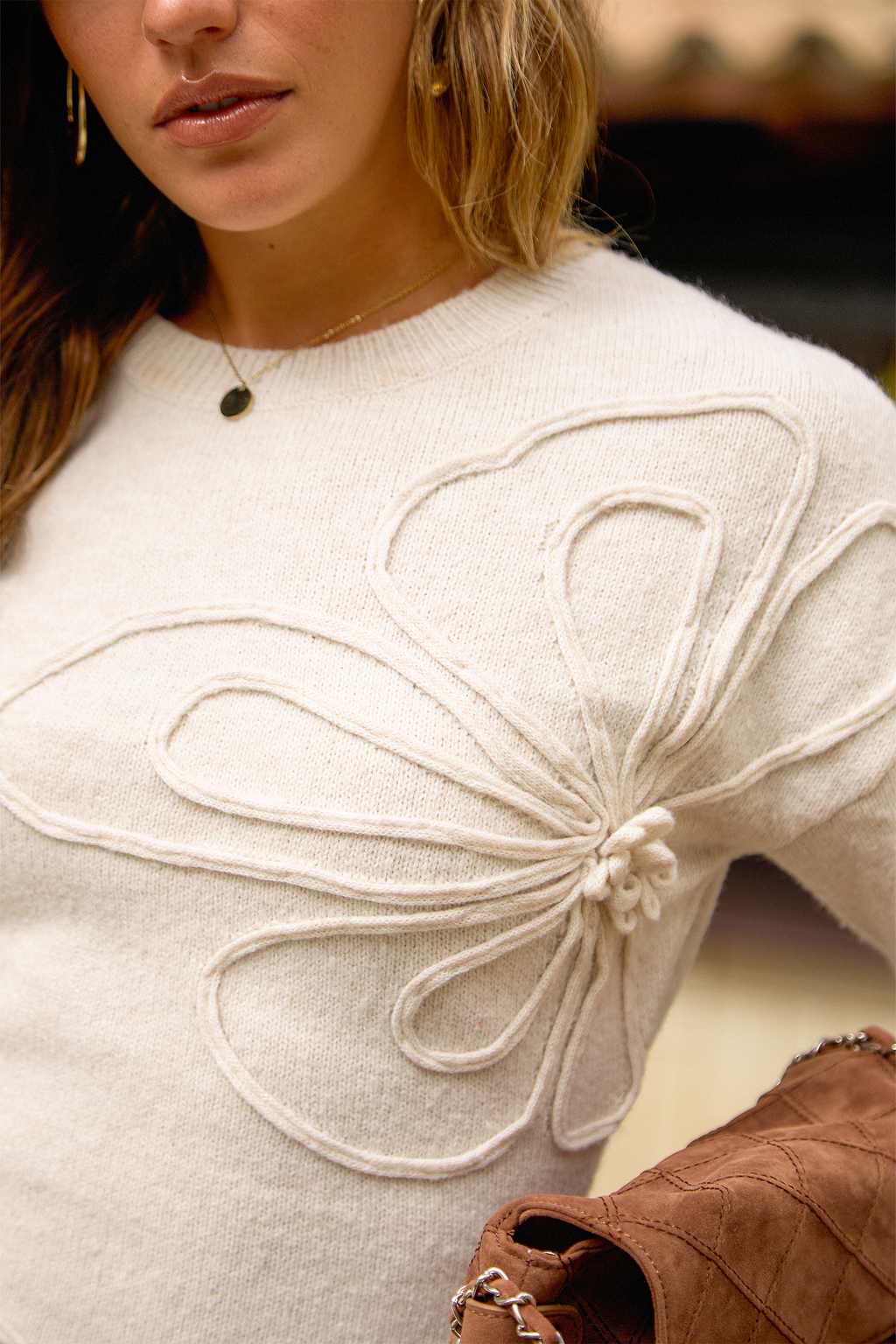 Neutralfarbenes Langarm Mini-Strickkleid