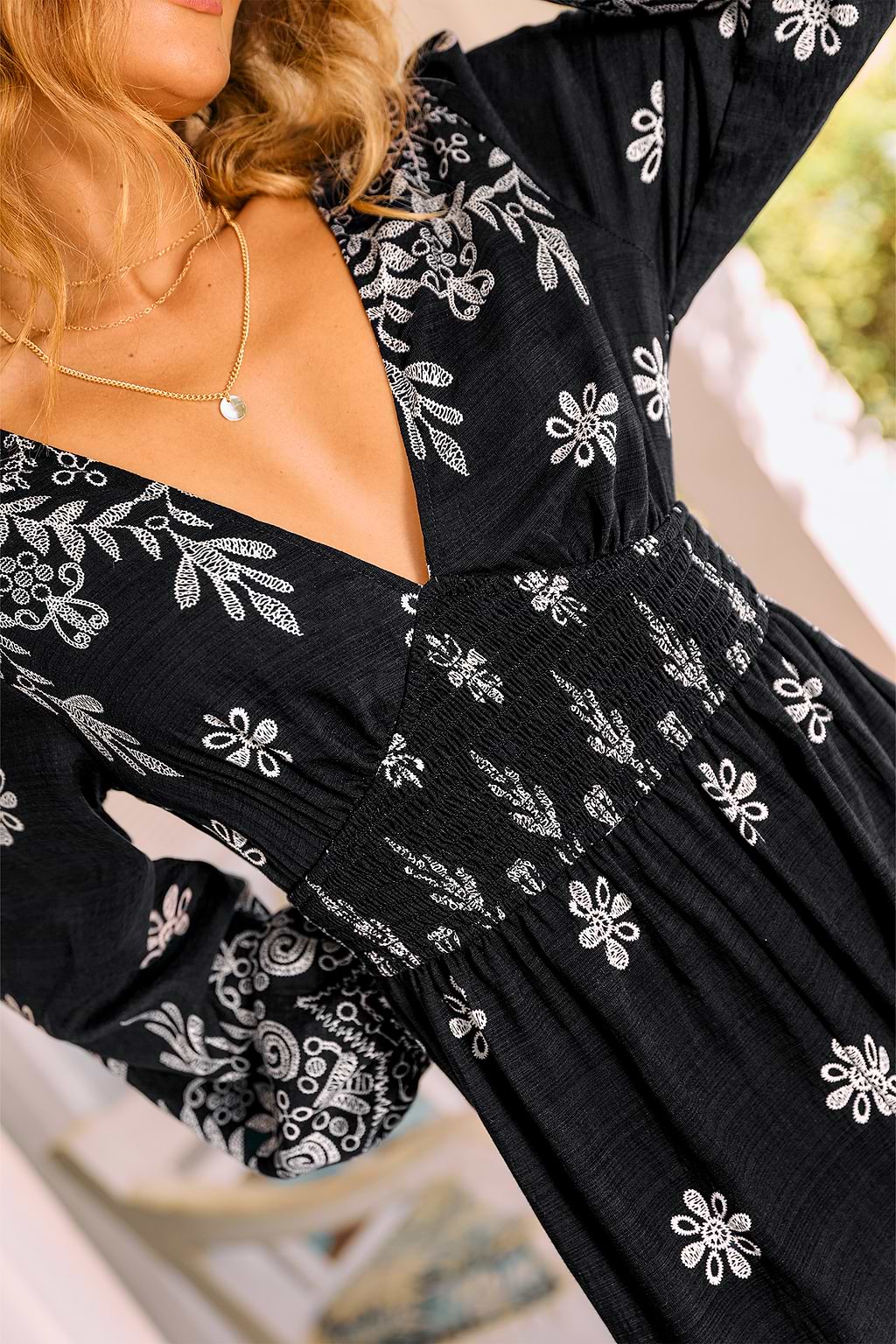 Schwarz geblümtes Langarm Jumpsuit mit tiefem Ausschnitt