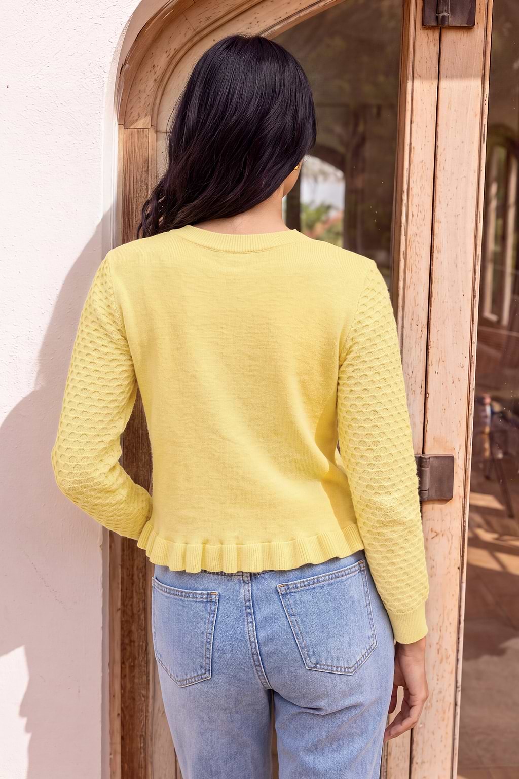 Gelbe Strickjacke mit Rundhalsausschnitt