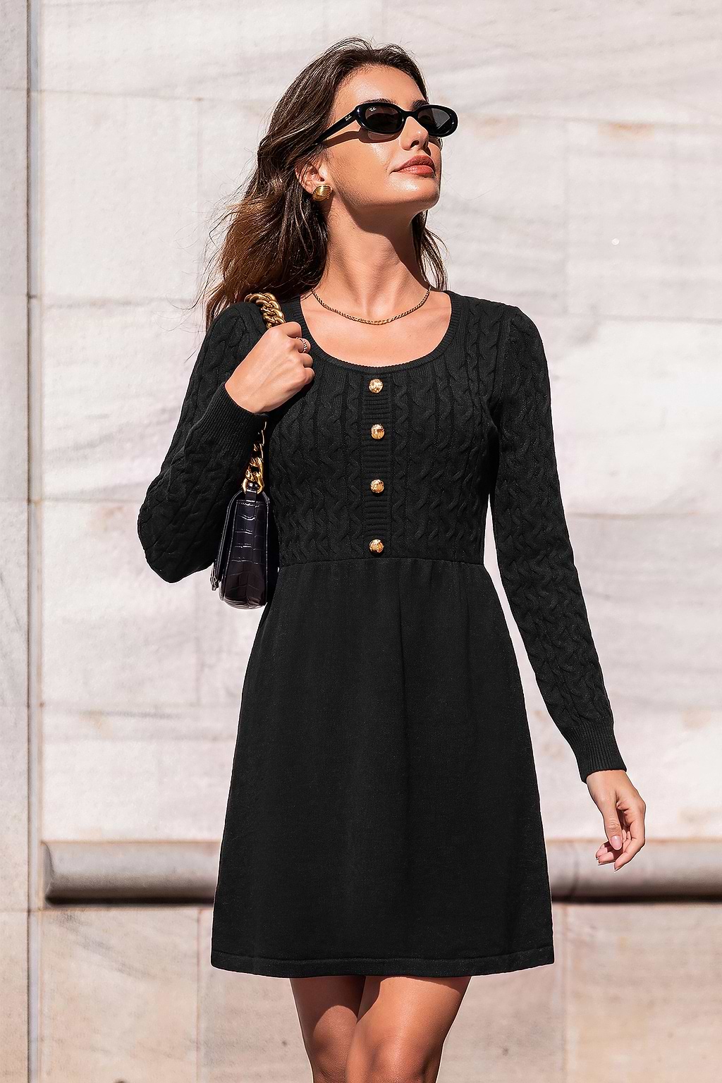 Consigue un cómodo minivestido de punto negro.