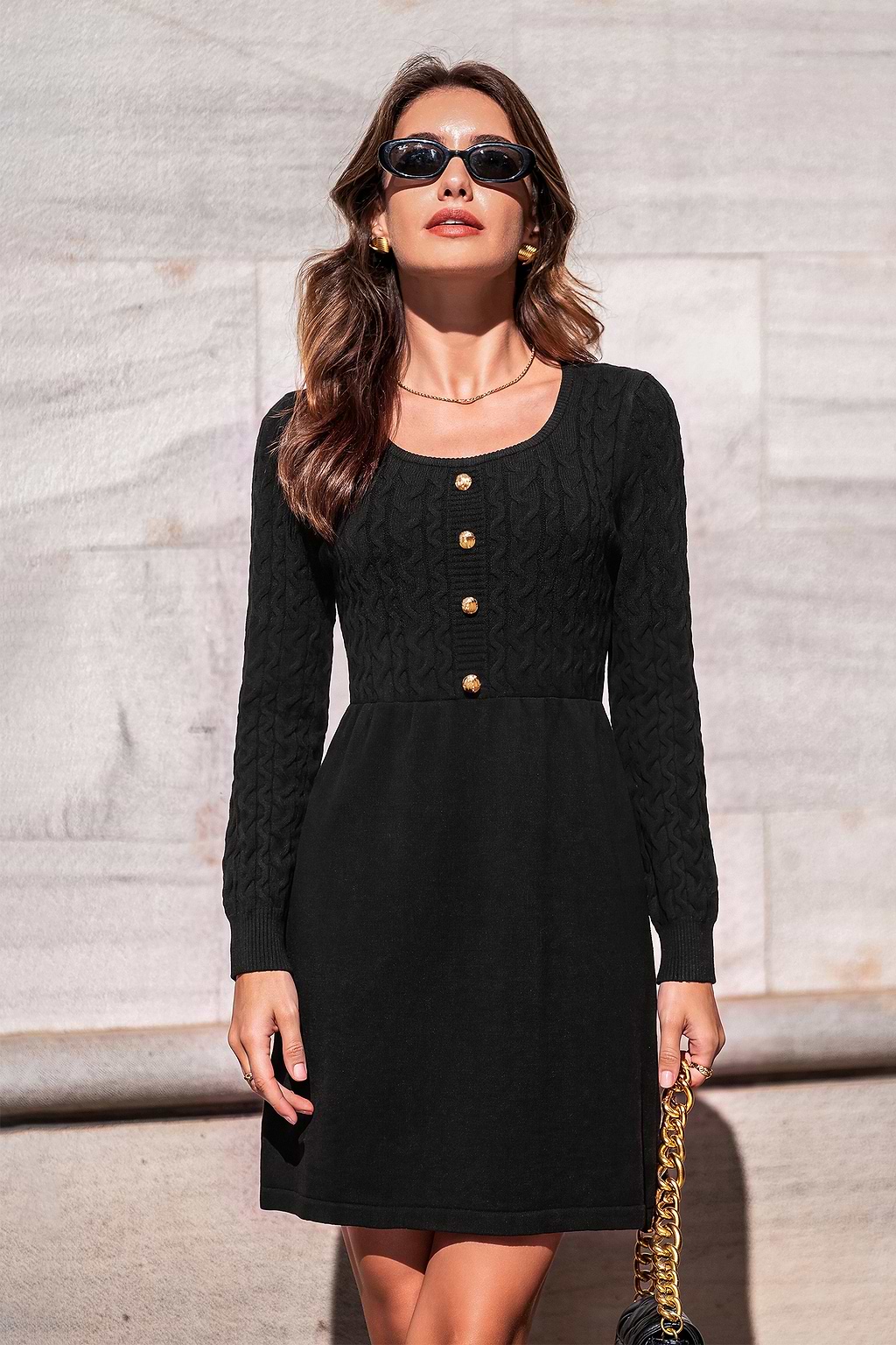Schwarzes Mini-Strickkleid mit U-Ausschnitt