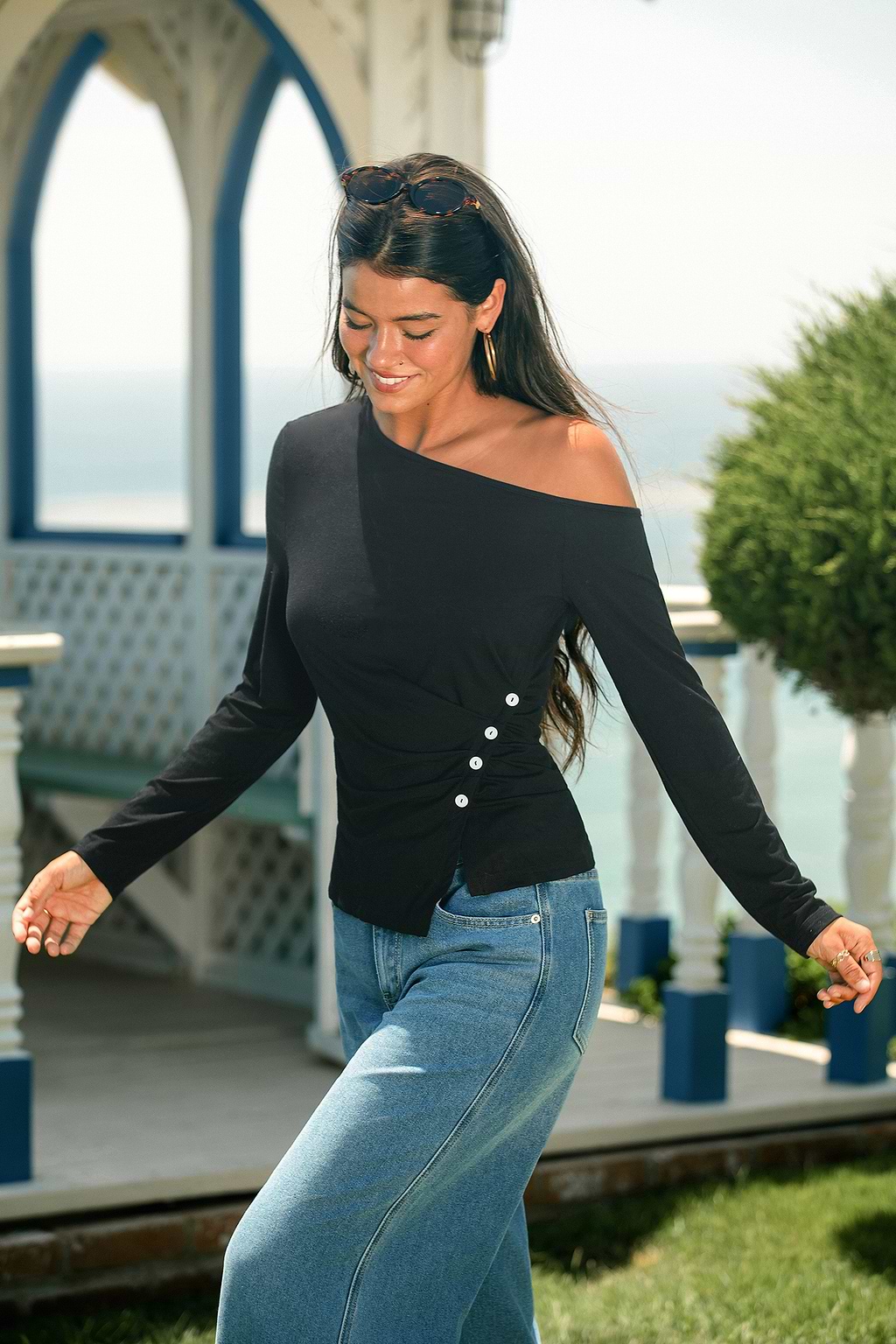 Queen Bee Black Top