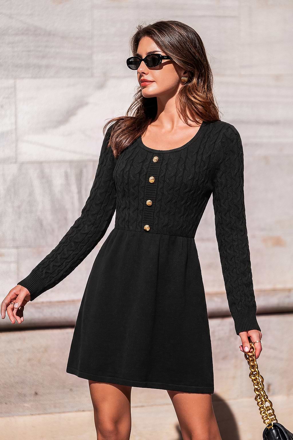Consigue un cómodo minivestido de punto negro.
