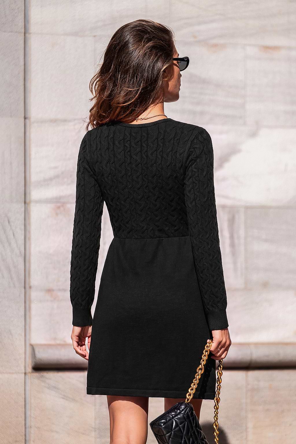 Schwarzes Mini-Strickkleid mit U-Ausschnitt