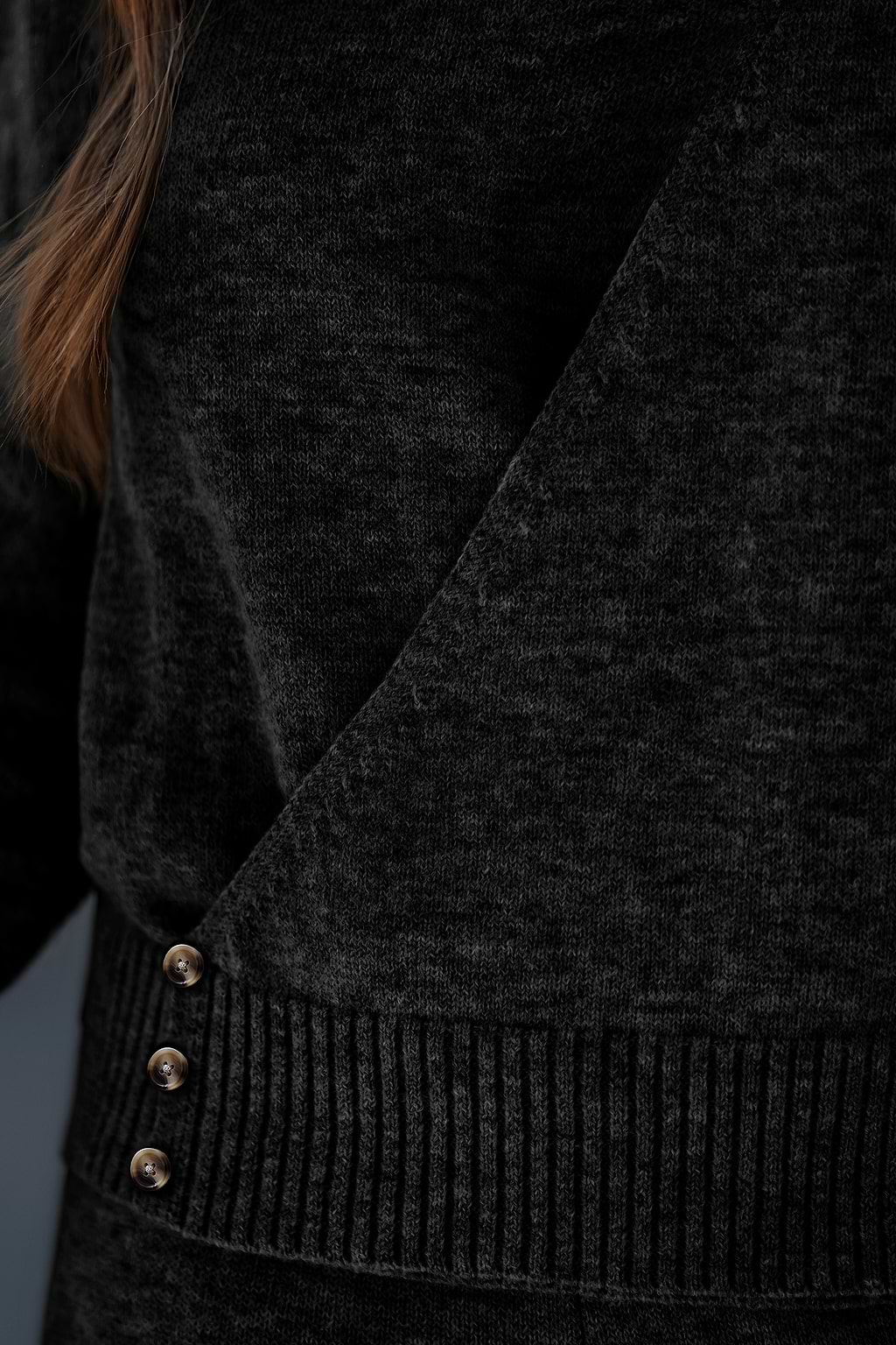 Czarny sweter In the Know