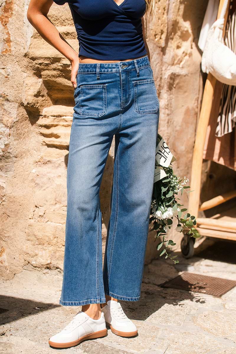 Jeans a lavaggio medio di una piccola città