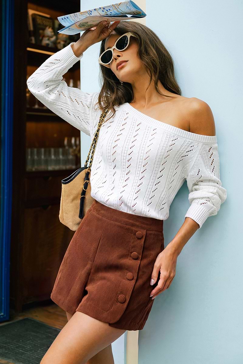 Braune kurze Cordhose mit Knopfdetail