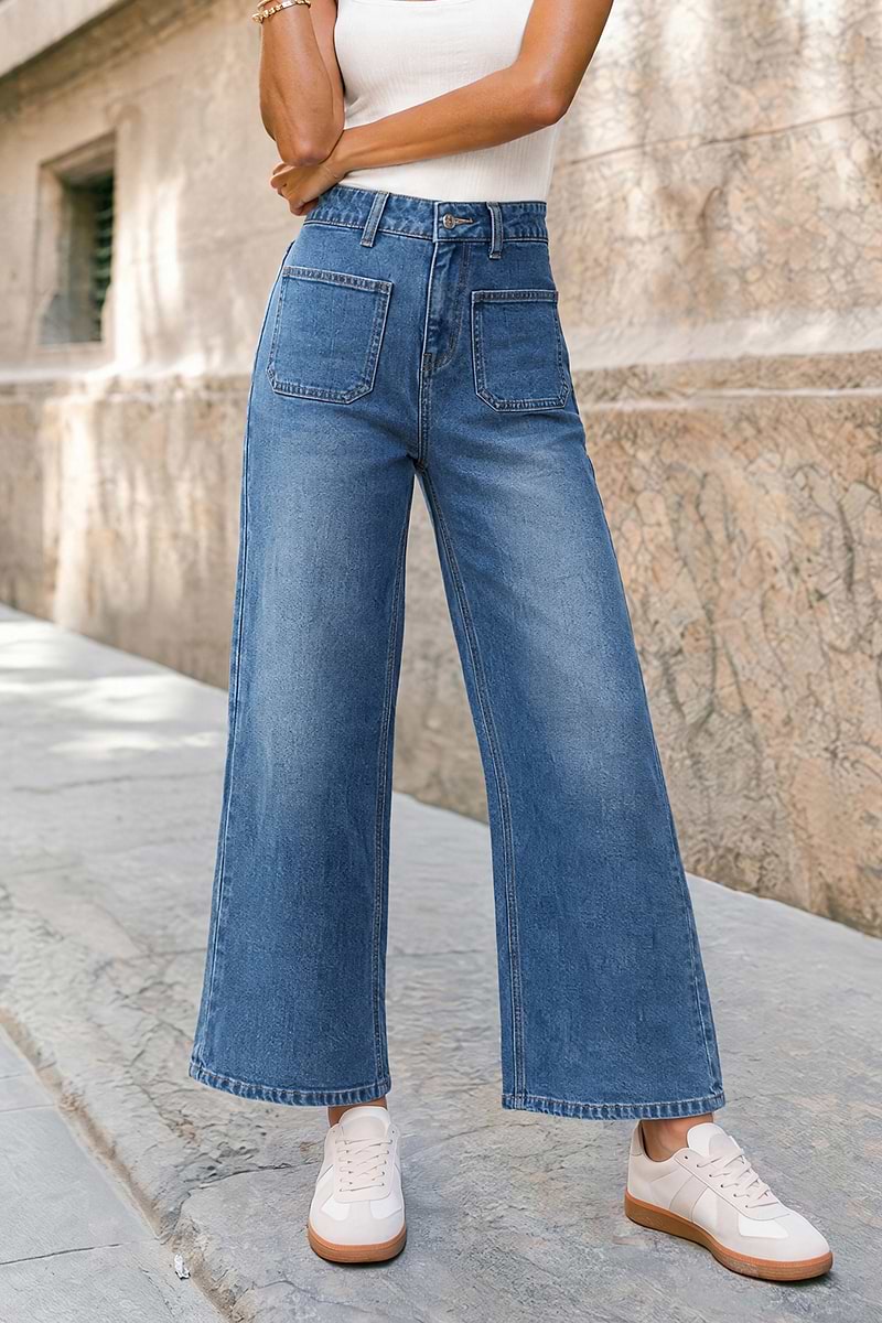 Blaue Jeanshose mit aufgesetzten Taschen